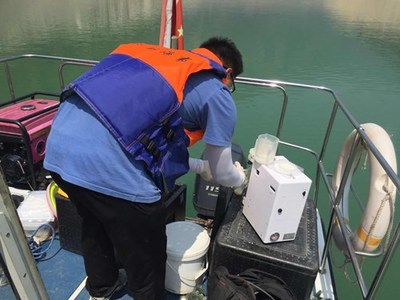 守护一江碧水 汉源生态环境局携手市环境监测中心站开展大渡河三谷庄断面水质监测纪实
